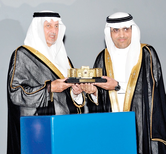 خالد الفيصل يُكرِّم البنك الأهلي خلال افتتاح منتدى جدة الاقتصادي
