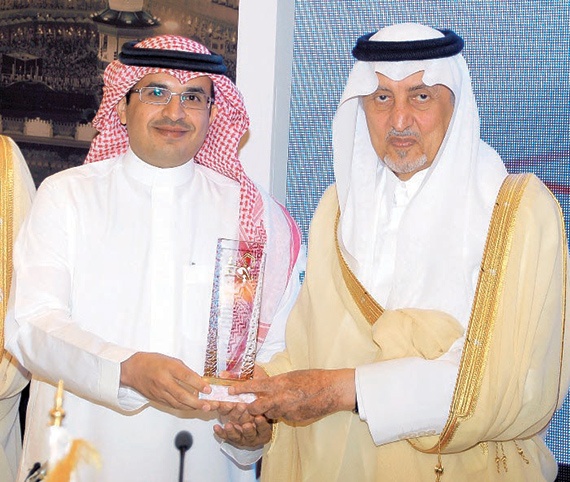 الأمير خالد الفيصل يكرم «الاتصالات السعودية» لرعايتها جائزة مكة للتميز
