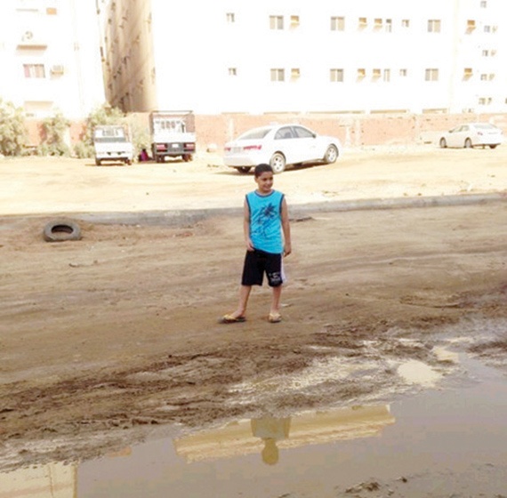 تصدعات في مجمعات سكنية جاهزة للتمليك في جدة