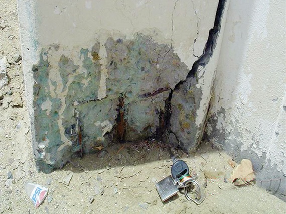 تصدعات في مجمعات سكنية جاهزة للتمليك في جدة