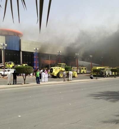 الدفاع المدني يباشر حريقاً في  أسواق الهرم بلازا شرق الرياض - فيديو