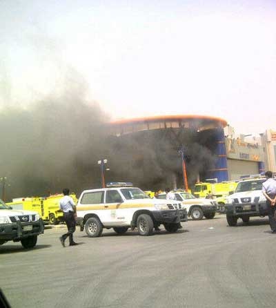 الدفاع المدني يباشر حريقاً في  أسواق الهرم بلازا شرق الرياض - فيديو