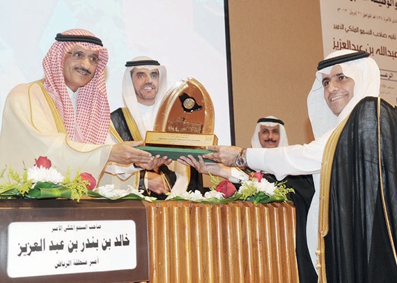 أمير الرياض يسلِّم «ساب» جائزة معهد الإدارة  للسعودة للمرة الخامسة