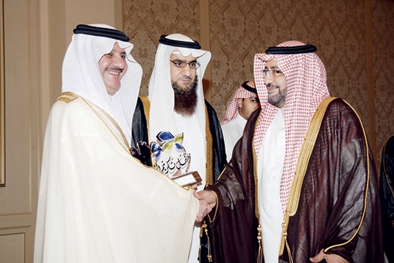 الأمير سعود بن نايف يكرِّم مجموعة المد الله العقارية لدعمها مشاريع جمعية وئام الخيرية