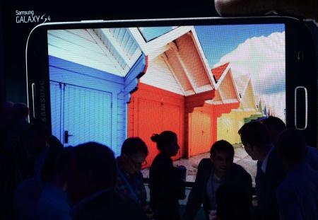 قصة مصورة: سامسونج  تعرض جالاكسي  إس4 في دار الأوبرا في سيدني