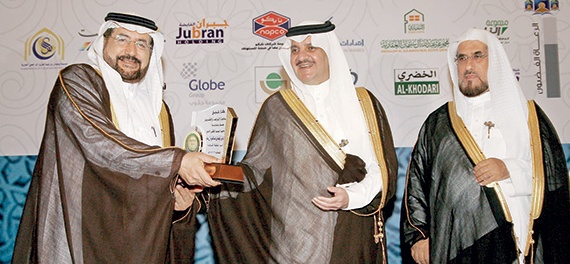 أمير الشرقية يكرّم «مجموعة المد الله العقارية» لدعمها جمعية تحفيظ القرآن