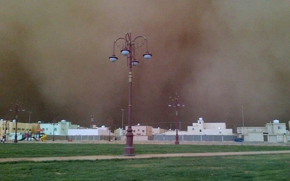 فيديو يظهر اللحظات العصيبة التي عاشها ركاب رحلة الرياض رفحاء جراء العاصفة الترابية