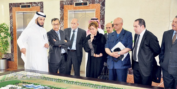 وزير الصناعة الجزائري يزور «مدن»