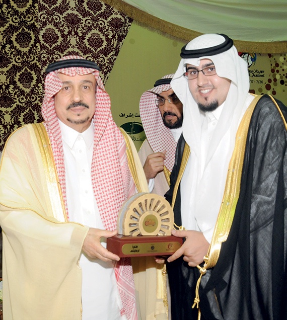 أمير القصيم يكرّم «علي الفوزان العقارية»