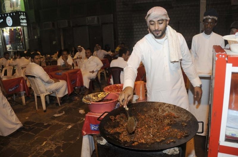 بسطات الكبدة الرمضانية تستهوي سكان جدة