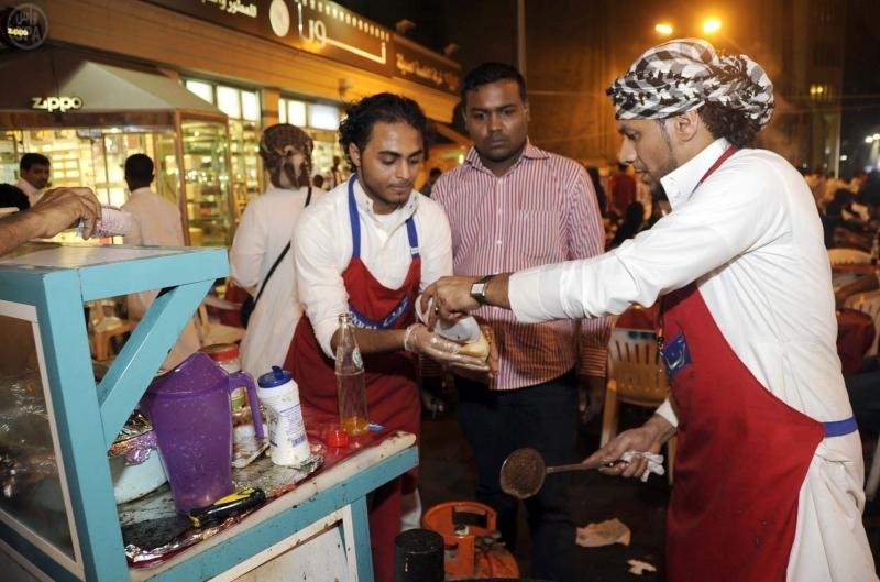 بسطات الكبدة الرمضانية تستهوي سكان جدة
