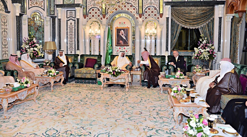 الملك يتسلم التقرير السنوي لـ"الحوار الوطني" ويشيد بدوره في نشر الوسطية والاعتدال