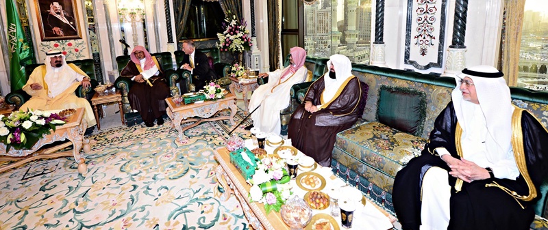 الملك يتسلم التقرير السنوي لـ"الحوار الوطني" ويشيد بدوره في نشر الوسطية والاعتدال