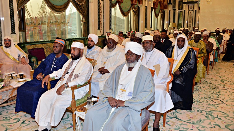 الملك يتسلم التقرير السنوي لـ"الحوار الوطني" ويشيد بدوره في نشر الوسطية والاعتدال