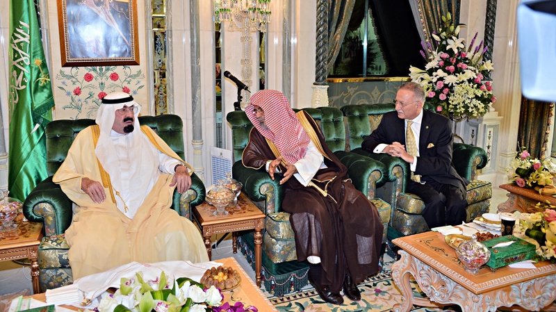 الملك يتسلم التقرير السنوي لـ"الحوار الوطني" ويشيد بدوره في نشر الوسطية والاعتدال