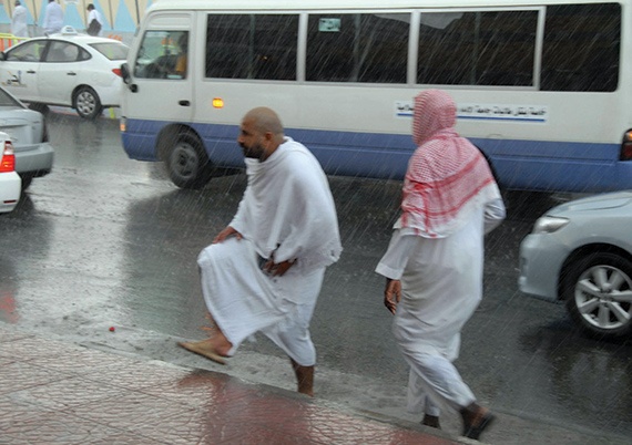 300 معِدّة و700 عامل لإزالة آثار المطر من المسجد الحرام
