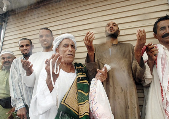 300 معِدّة و700 عامل لإزالة آثار المطر من المسجد الحرام
