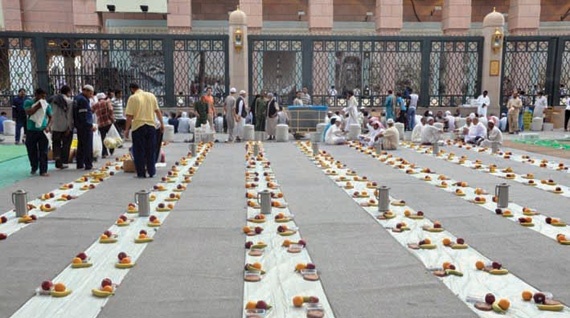 70 طنا من التمور تقدم يوميا للصائمين في الحرم المكي