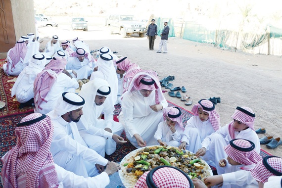 «بيت الكبير» يلم الشمل.. و«العيدية» لإسعاد الأطفال