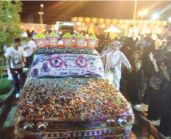 سيارة كلاسيكية توزّع مليون قطعة حلوى في «عيد حائل»