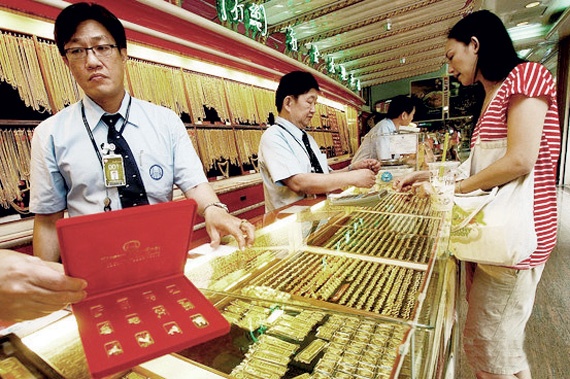 الطلب على الذهب يسجل أدنى مستوى له في 4 سنوات