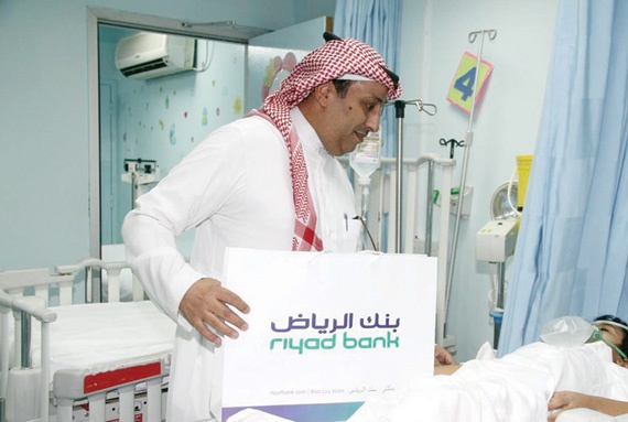 بنك الرياض يعايد الأطفال المنومين في مستشفيات المملكة