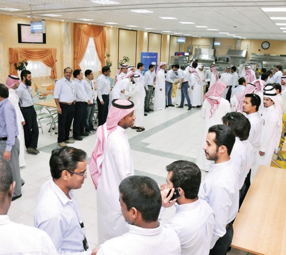 «التصنيع» تعايد موظفيها بمناسبة عيد الفطر