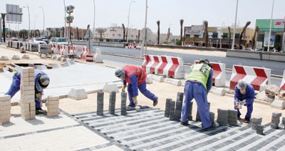 طريق الملك عبد الله .. الخيار بين المشي أو الحفرة