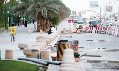 طريق الملك عبد الله .. الخيار بين المشي أو الحفرة