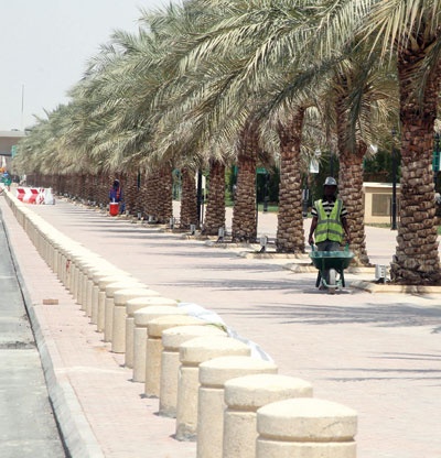 طريق الملك عبد الله .. الخيار بين المشي أو الحفرة