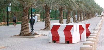 طريق الملك عبد الله .. الخيار بين المشي أو الحفرة