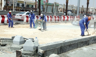 طريق الملك عبد الله .. الخيار بين المشي أو الحفرة