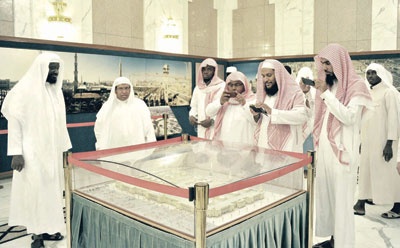 مجسمات ولوحات نادرة تحكي تاريخ توسعة الحرم النبوي