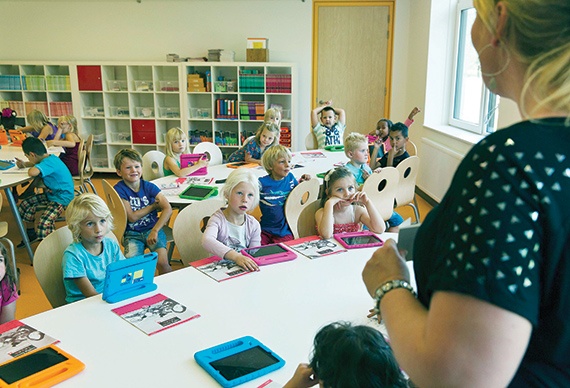 مدارس «ستيف جوبز»..  لا أثر للمناهج والأوراق ممنوعة