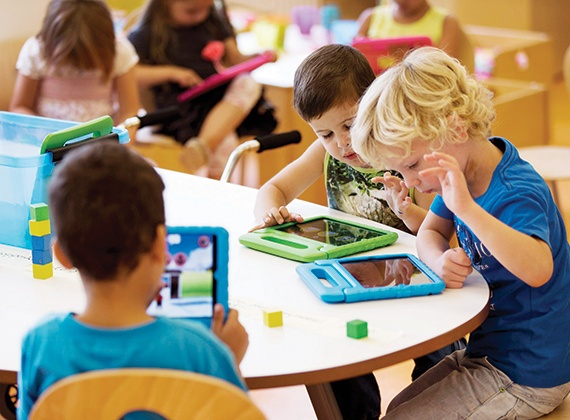 مدارس «ستيف جوبز»..  لا أثر للمناهج والأوراق ممنوعة