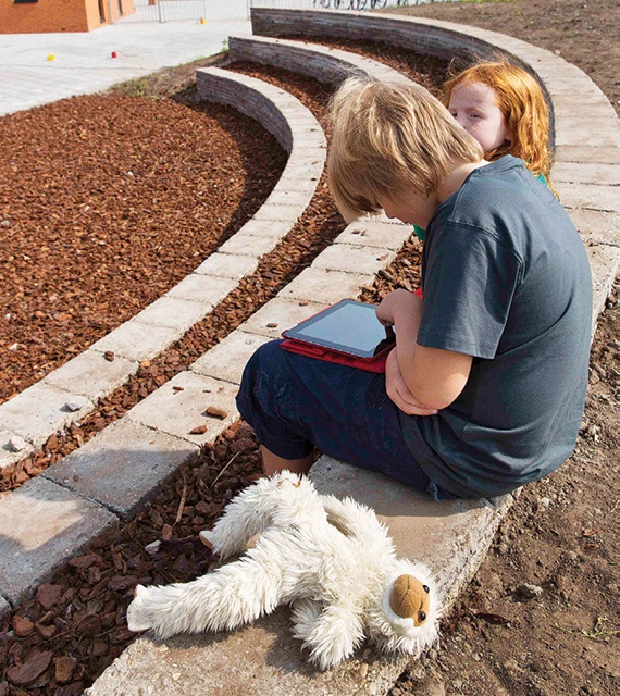 مدارس «ستيف جوبز»..  لا أثر للمناهج والأوراق ممنوعة