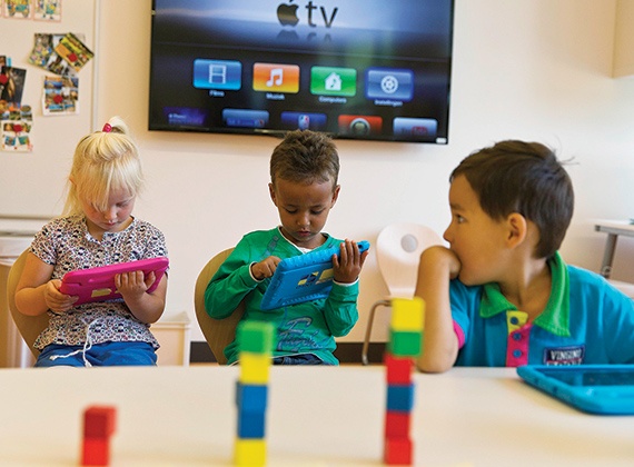 مدارس «ستيف جوبز»..  لا أثر للمناهج والأوراق ممنوعة