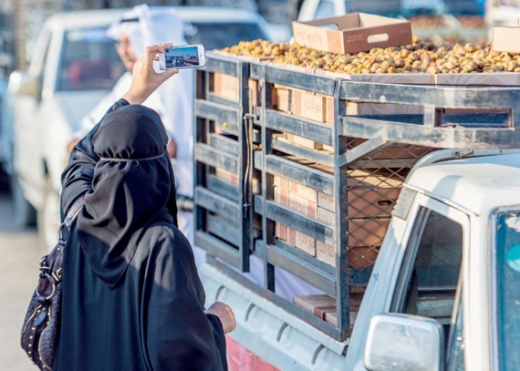 سوق بريدة تواجه شحا في كراتين تعبئة التمور