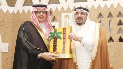 نائب أمير القصيم يكرم STC لرعايتها مهرجان التمور الدولي ببريدة