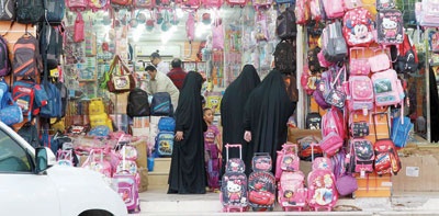 «الحقائب الكرتونية» تزيد العنف 
وتخلق فجوة اقتصادية بين الطلاب