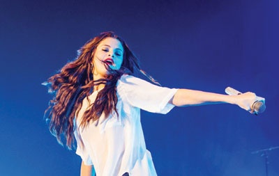 المطربة الأمريكية "سيلينا جوميز" تغني في قاعة الموسيقى بالعاصمة الهولندية أمستردام