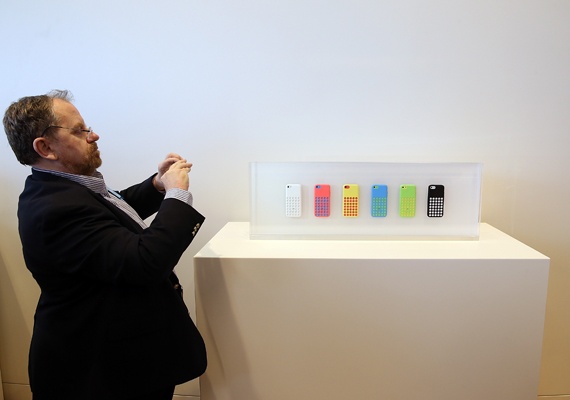 فيديو الاقتصادية الإلكترونية : أبل تطرح هاتفي ايفون 5s و 5c