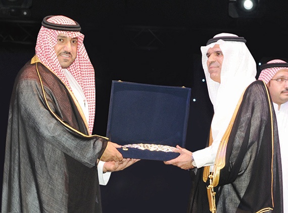 أمير الرياض بالإنابة يكرّم  البنك العربي الوطني