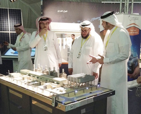 أمير مكة يبدي إعجابه بمعرض «السعودية للكهرباء» في سوق عكاظ