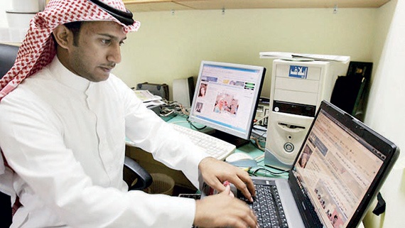 الاستهانة بمخاطر عمل الموظفين «عن بعد» .. يهدد قطاع الأعمال السعودي