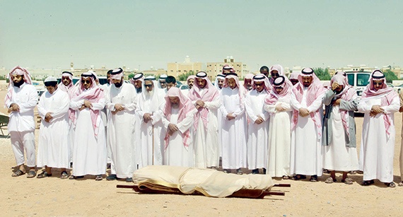 مواراة ناصر القوس في الثرى..  ولا حضور لمنسوبي «الهيئة»