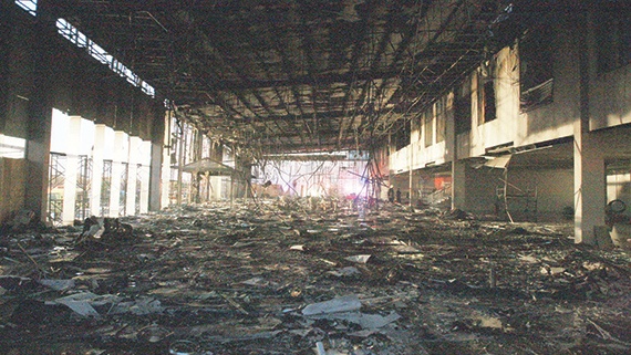 الدفاع المدني يسيطر على حريق في صالة سيارات بالرياض