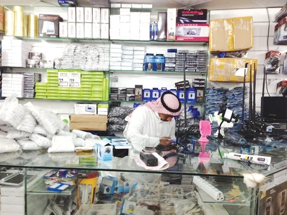 «التجارة» تصادر 20 ألف قطعة كهربائية مقلدة في أسواق الرياض