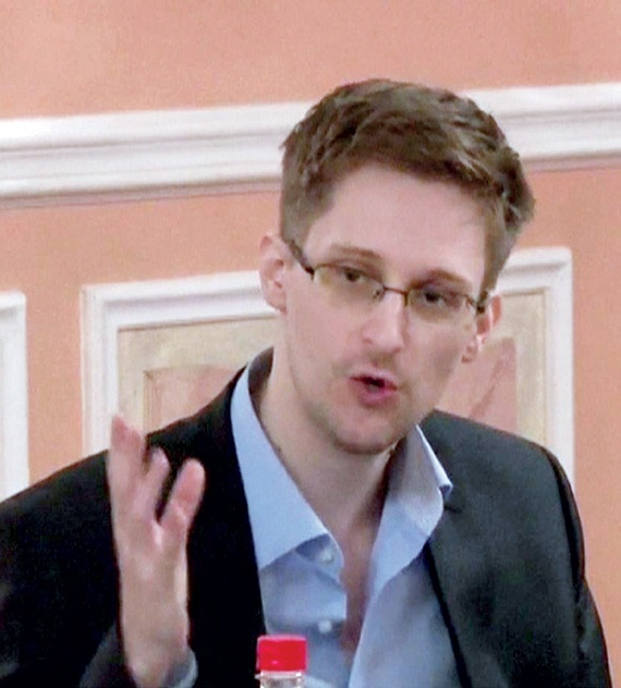 سنودن: برامج التجسس تهدِّد الديمقراطية وحقوقنا المدنية