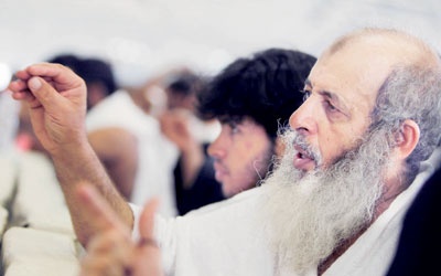 سعوديون يستقبلون الحجيج بـ «ولائم» وسماع الذكريات